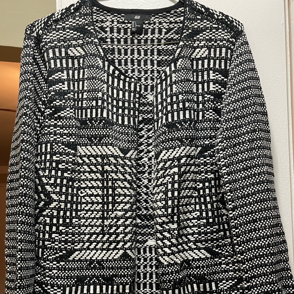 H&M sweater very warm and thick black and white size  large